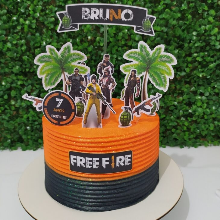 Bolo de aniversário com o tema do jogo Free Fire