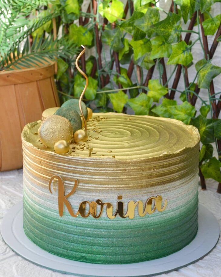 Bolo chantininho branco e verde com detalhes dourados  Bolos de  aniversário verde, Imagens de bolos decorados, Bolo