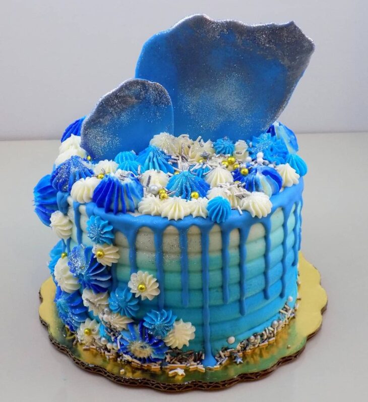 Bolo espatulado azul decorado com rosetas - Deia Confeitados