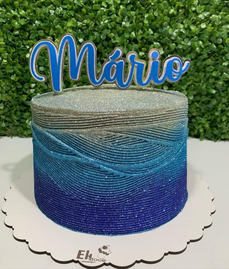 Bolo masculino azul com prata em chantininho. 