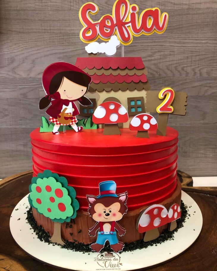 Festejar com Amor - Uauuu Um luxo esse bolo com o tema Chapeuzinho  Vermelho. Por @cupcakesdabianca 💖💖💖💖💖 #festejarcomamor # chapeuzinhovermelho #festachapeuzinhovermelho #bolochapeuzinhovermelho  #festademenina #festade1ano