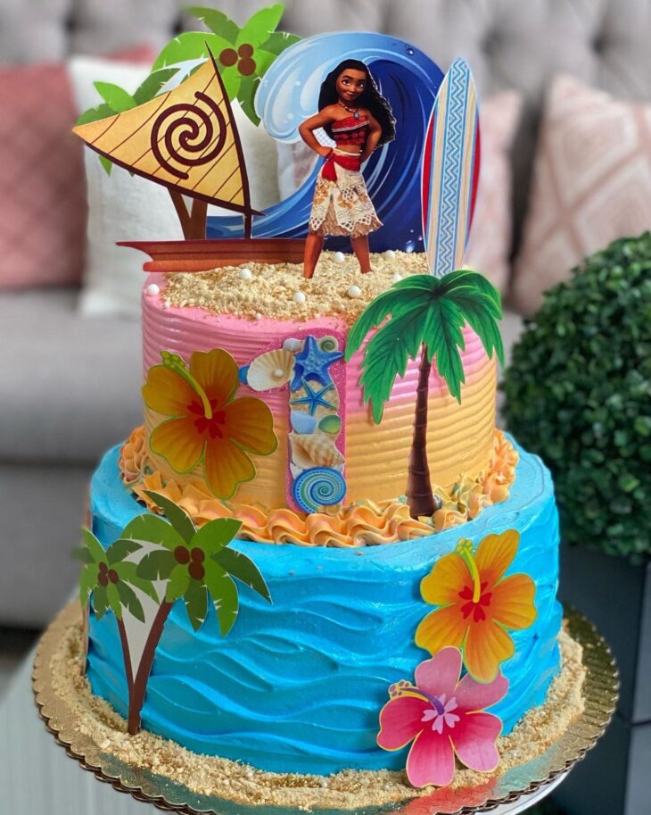 Cakes Michelle on X: Bolo decorado em chantilly com tema Moana