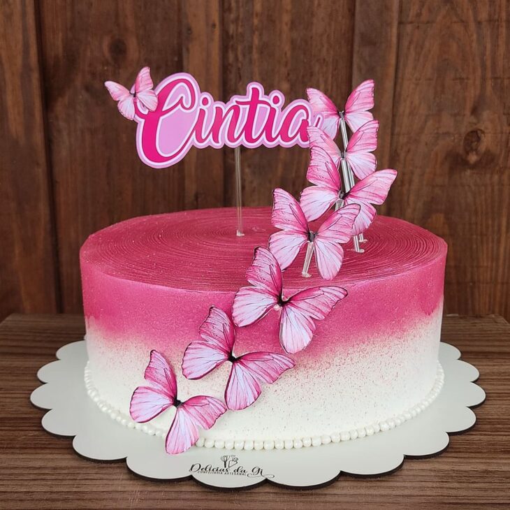 BOLO ROSÊ GLITTER COM CASCATA DE ROSAS E BORBOLETAS 