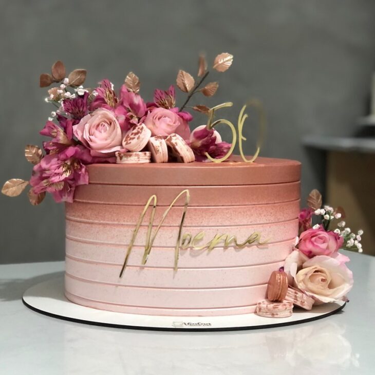 Bolo dourado com rosa  Bolo de aniversario adulto, Bolo de chantilly, Bolo