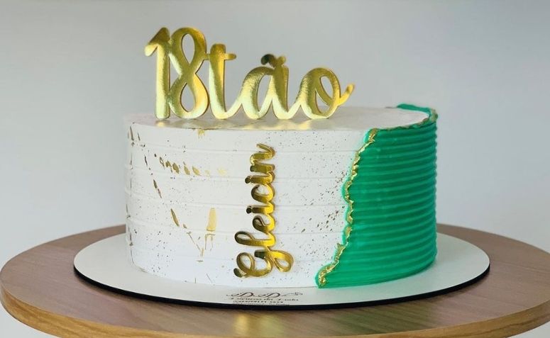 Bolo de 18 anos: modelos lindos e como fazer para celebrar a data  Bolos  decorados, Decoração do bolo de aniversário, Bolo lindo de aniversário