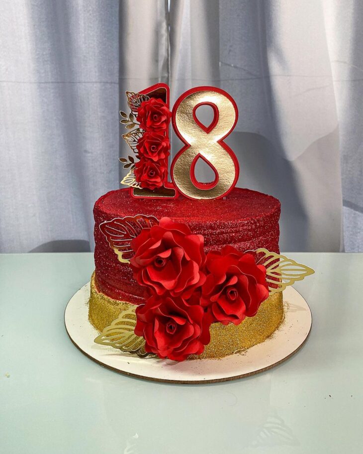 18 ANOS DE BOLO DE ANIVERSÁRIO Imagem de Stock - Imagem de florescer, flor:  141275681