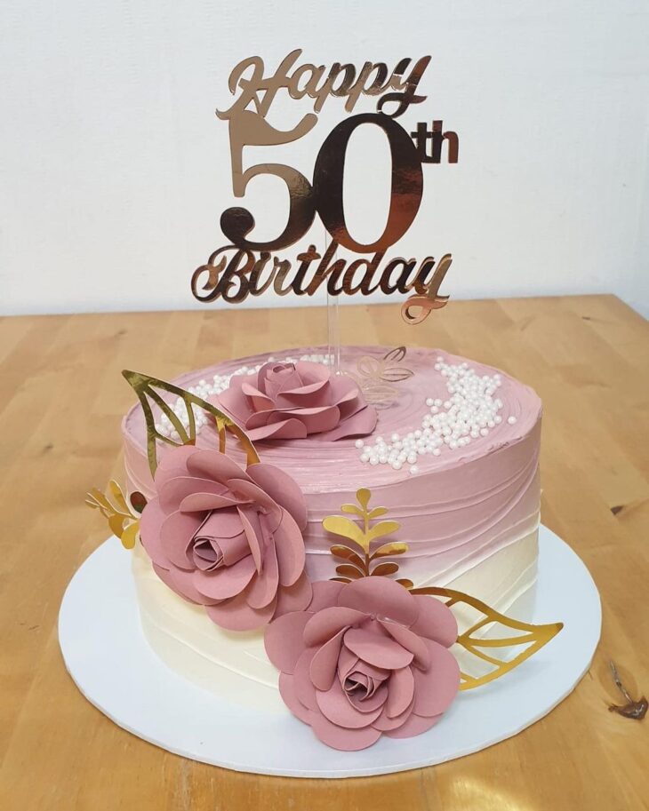 Bolo de aniversário de 50 anos para mulheres · Creative Fabrica