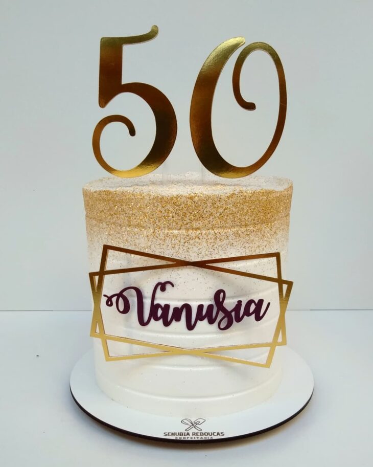 Bolo de 50 anos em forma de presente