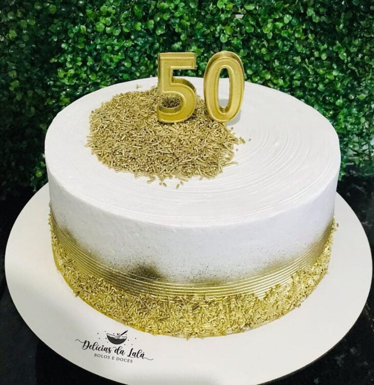 BOLO DOURADO COM VERMELHO  ESPECIAL 50 ANOS 