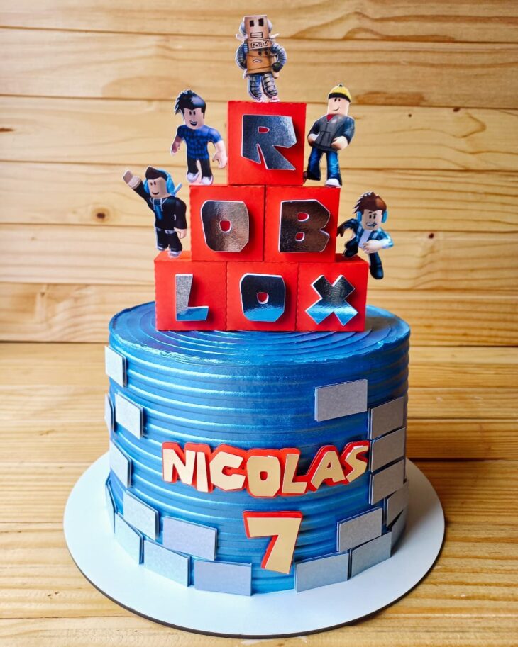 Bolo roblox para comemorar os 11 anos do Nicolas Massa de baunilha e  recheio doce de leite com ameixa 😋 Happy birthday 🎉 Cake topper:…
