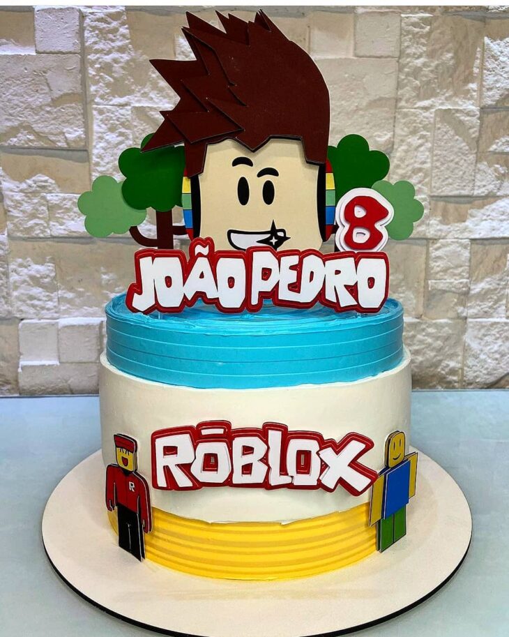 Bolo Roblox / Bolo rosa com lilás / Bolo em chantininho do Roblox 