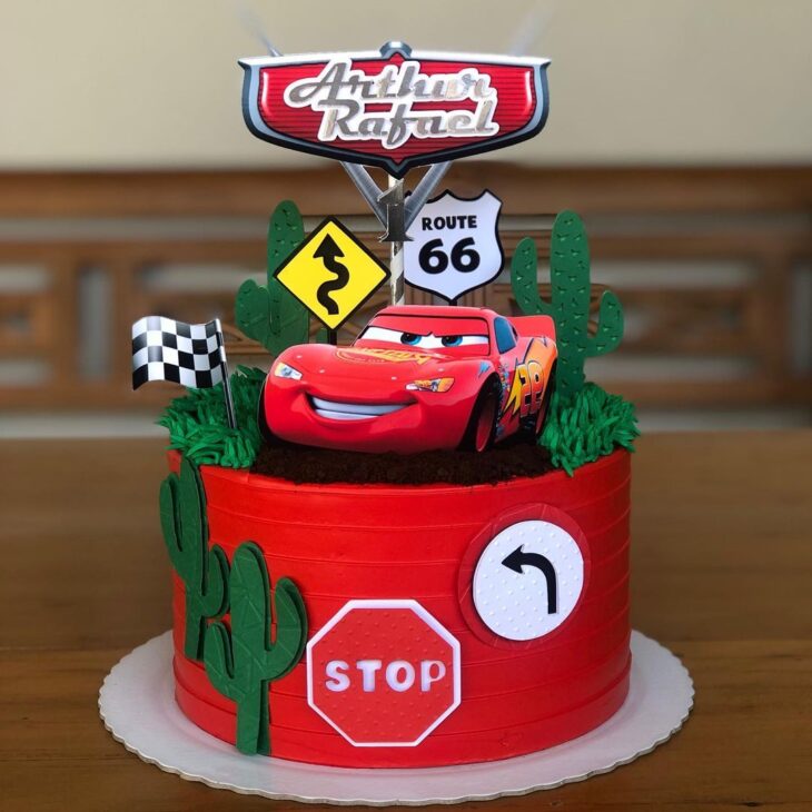 Bolo De Aniversário Com Biscoito De Gingermore Em Forma De Carro