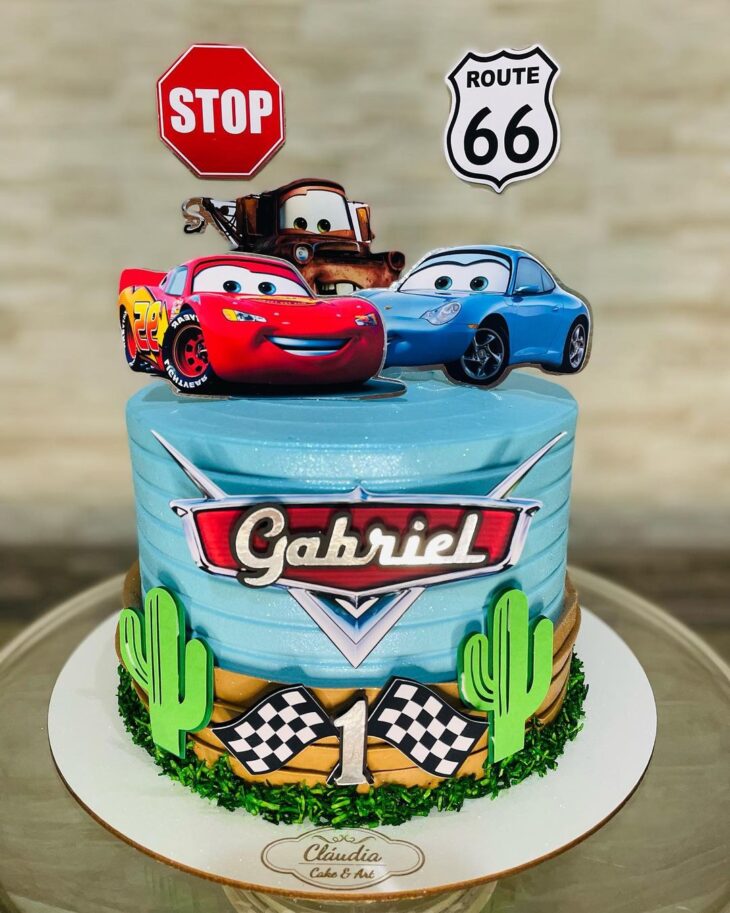 Bolo Carros (Disney - Cars Cake), O carrinho do bolo é de b…