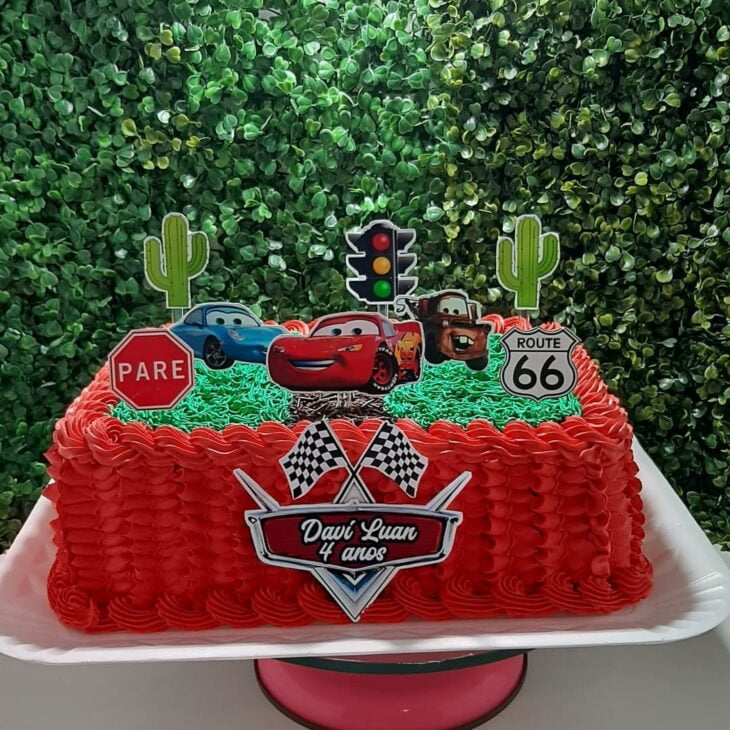 Bolo decorado em pasta americana inspirado no tema Carros com Relâmpago  Mcqueen e Mate mode…