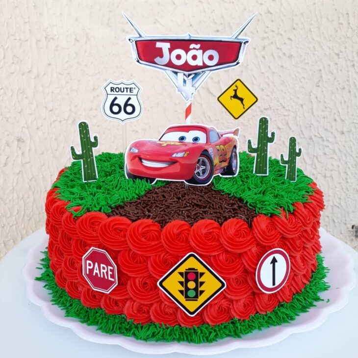 Bolo dos Carros com chantilly: #bolosdecorados #aniversario #festa  #festamenino #bolodoscarros #carros