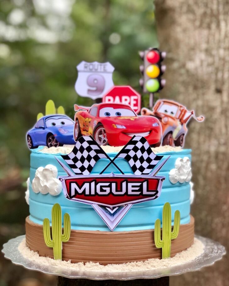 Quer Bolo? Doces Artesanais - Bolo Carros da Disney 🚗🚙 para o Matheus 🤩  . . Topper Personalizado @mundodsonhosperso . . . . . . . . . . . . . . . .  . . . . . . . . . . #