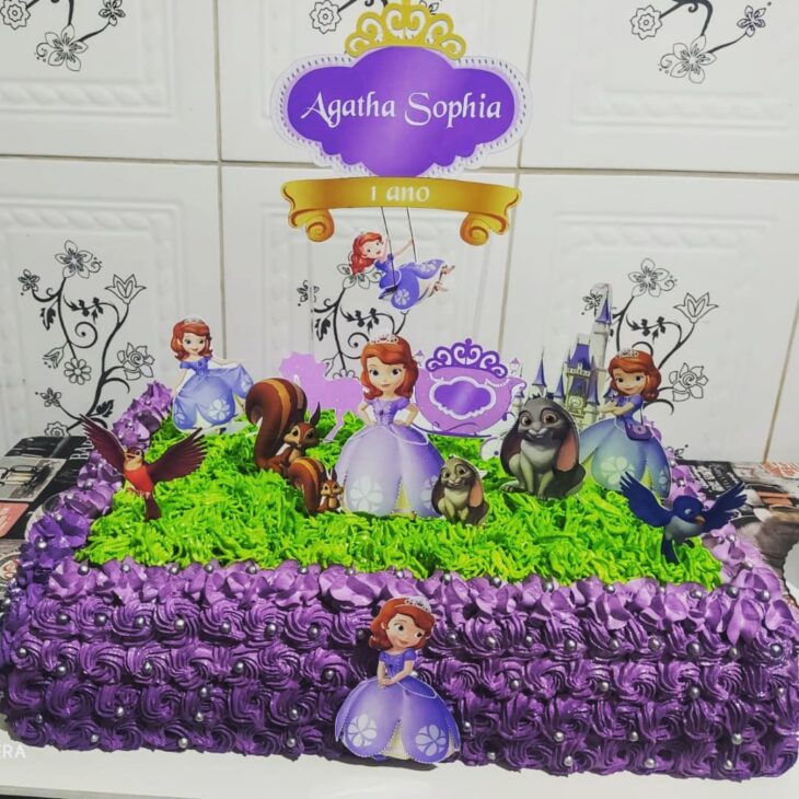 bolo da princesa sofia com chantilly #decoraçãofestainfantil  #decoraçãofesta #aniversárioinfantil #prin…