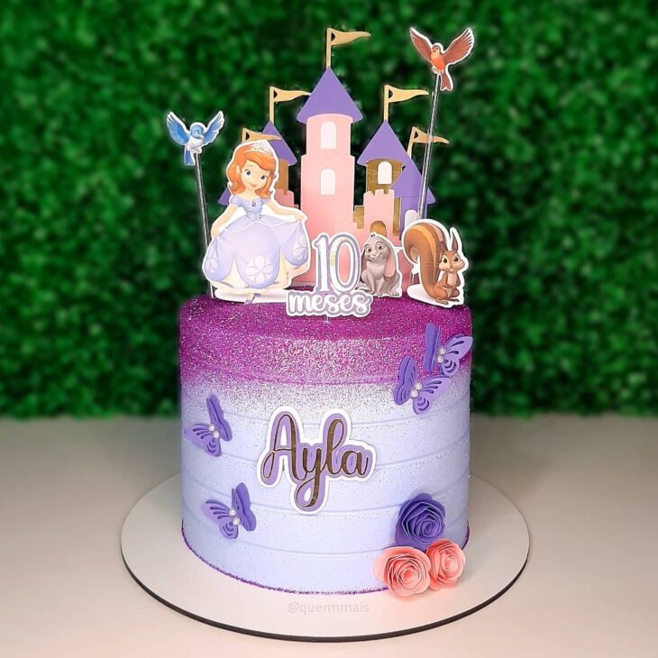 Bolo para comemorar os 10 anos da Kyara com o tema princesa Sofia. Gostou?  Você pode ter um igual. Mily's Cake Para encomendas/…