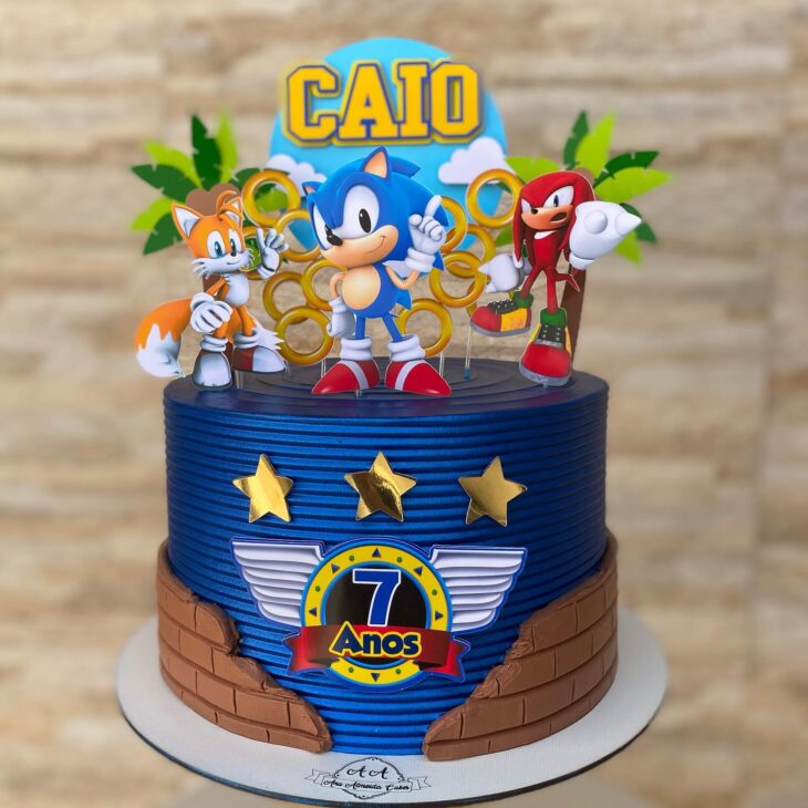 Bolos e Docinhos para Uberlândia e Região: Bolo com cobertura de chantili  com decoração topper dos personagens do jogo Sonic