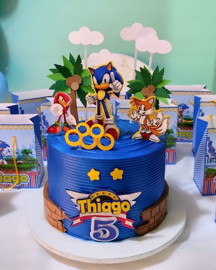 Bolos e Docinhos para Uberlândia e Região: Bolo com cobertura de chantili  com decoração topper dos personagens do jogo Sonic