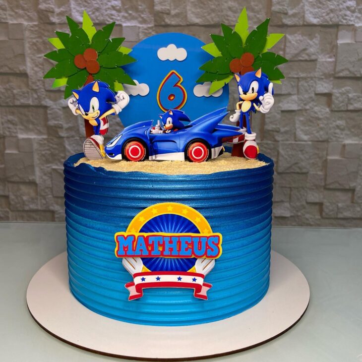 Bolos e Docinhos para Uberlândia e Região: Bolo com cobertura de chantili  com decoração topper dos personagens do jogo Sonic