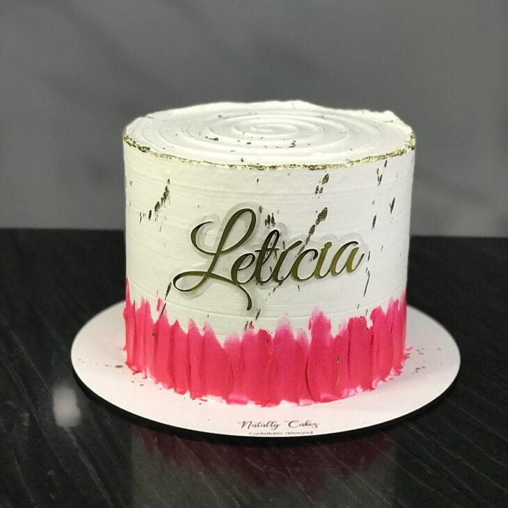 Bolo de Aniversário Feminino Moderno - Decoração Fácil