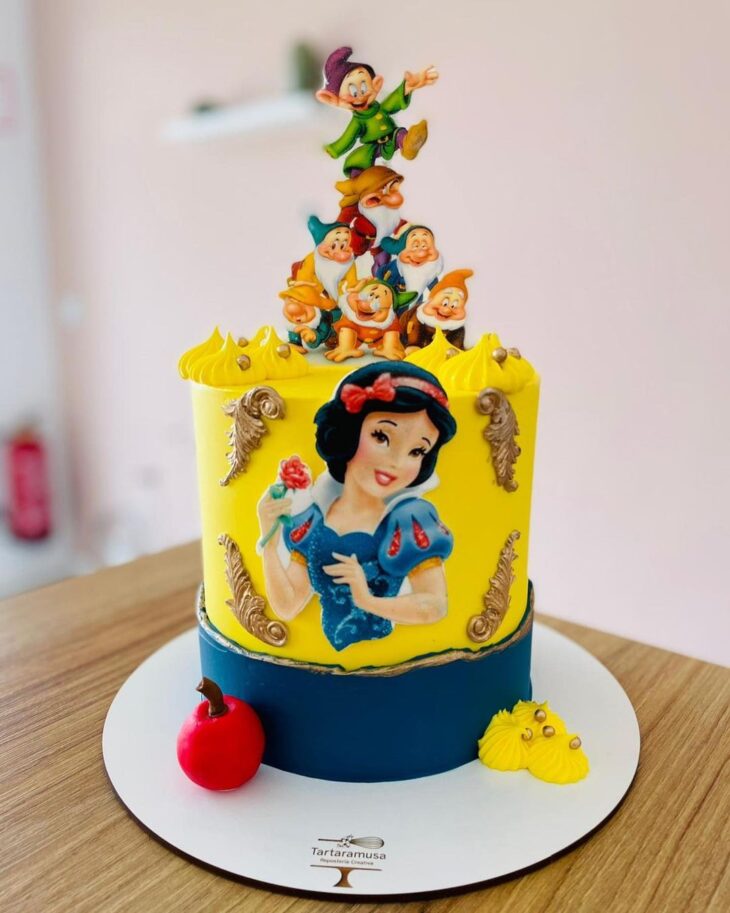 Bolo Princesa branca de neve / Azul e amarelo / Bolo 3Kg / Chantininho /  Bolo Cachepô infantil 