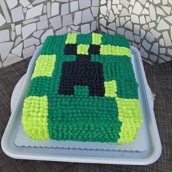 Bolo do minecraft de chantilly com bico 4B e 233 da Wilton 