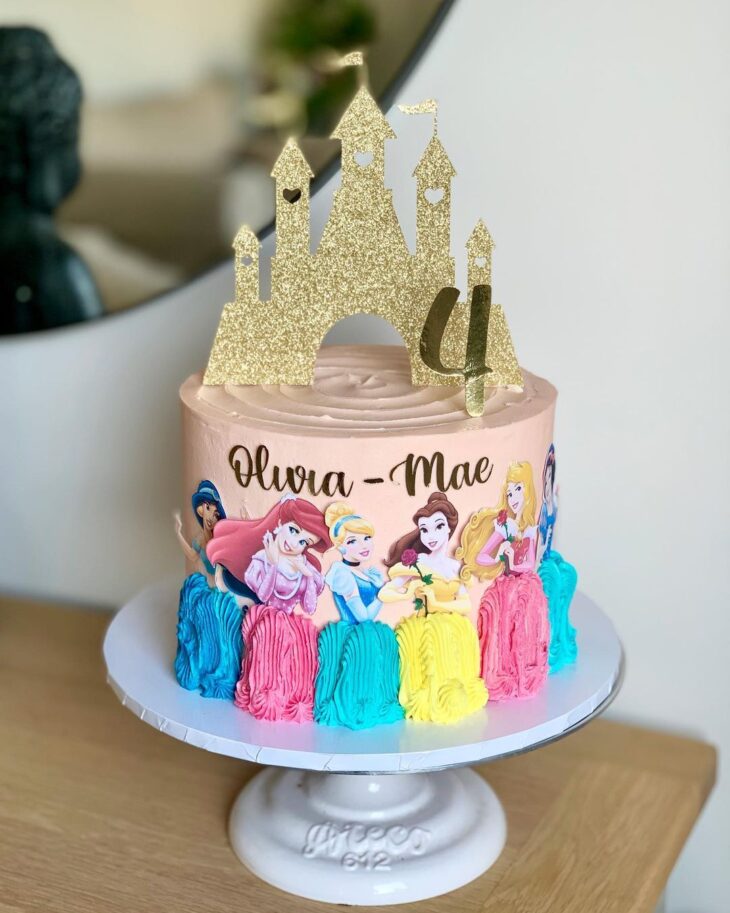 Confeitando bolo de princesas 