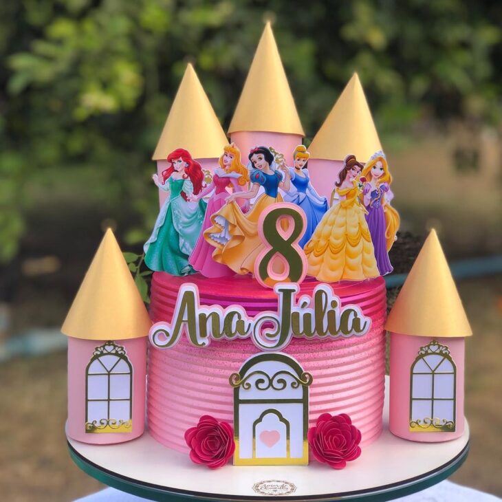 Bolo tema princesas da Disney 🥰😍 #bolocastelo #boloprincesas #bolopr