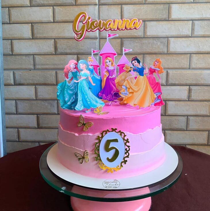 Pin de Sabores de Infância em princesas disney  Bolo de aniversário da  princesa, Bolo das princesas disney, Aniversário com tema de princesa disney