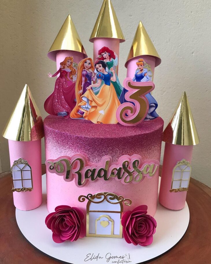 Cacilda Bolos - #boloprincesa 👸🏾 Mais uma princesa no feed!  #AFelicidadeEmCadaPedaço #bolo #artesanal #chantilly #rosa #princesa  #castelo #disney #cake #like