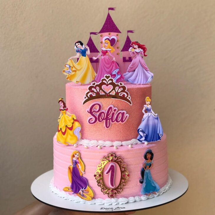 Bolo tema princesas da Disney 🥰😍 #bolocastelo #boloprincesas #bolopr