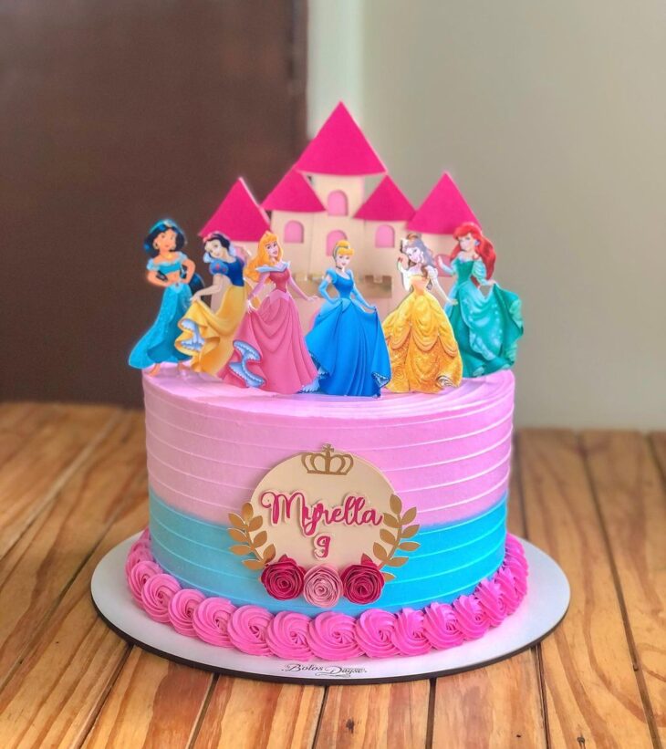 Bolo em chantinjnho tema : Princesas 💕 #boloprincesas #princessca…  Bolos  de aniversário princesa disney, Bolo de princesa da disney, Bolo de  aniversario princesa