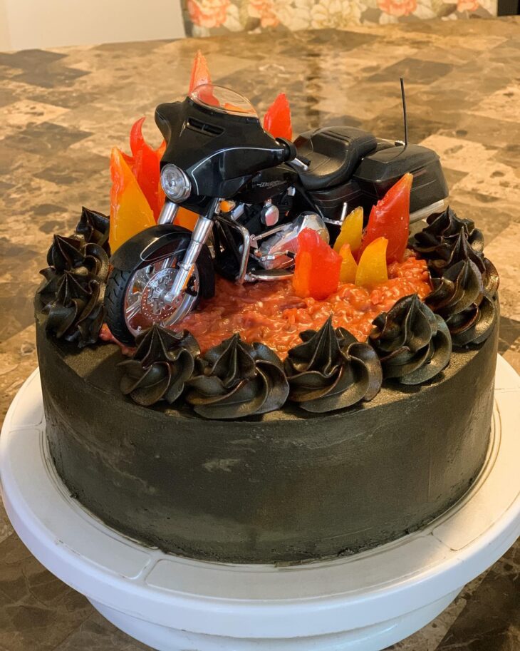 Bolo de hoje no tema motoqueiro🏍 - Maria Confeiteira