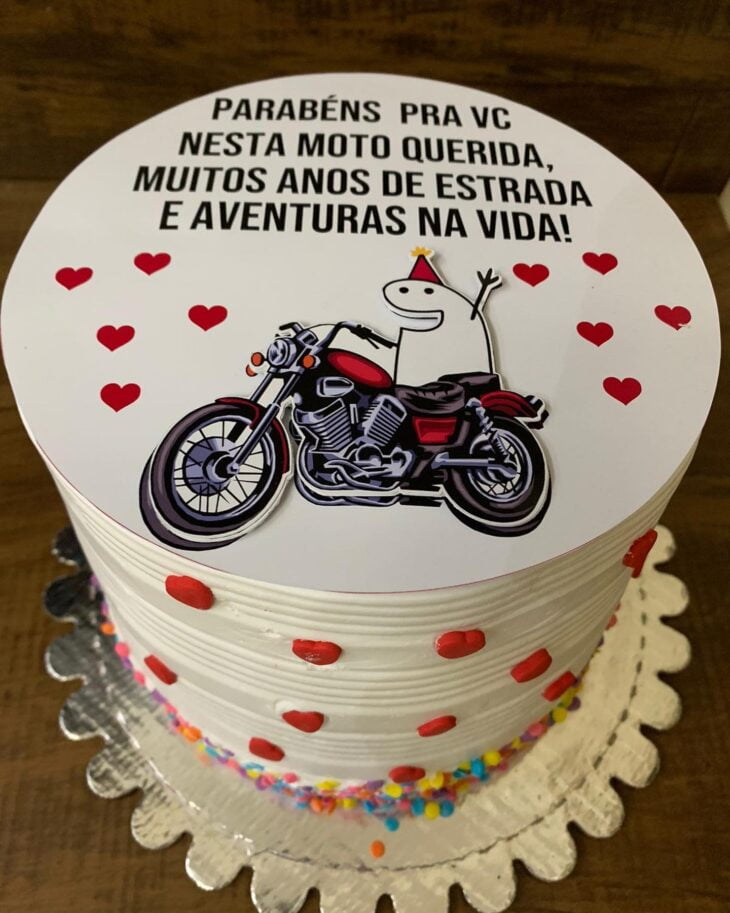 Bolo masculino tema moto com topo da @_allineguimas #bolomoto