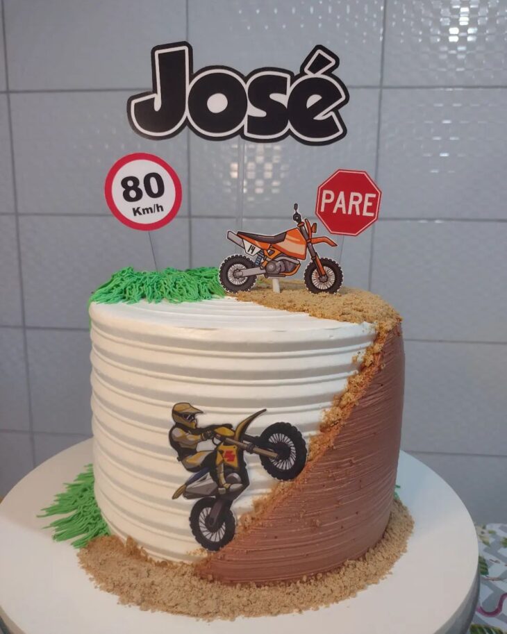 Topo Motoqueiro no bolo perfeito de @frcakesgourmet  Bolo motocross, Bolo  de aniversario decorado, Modelos de bolos de aniversário