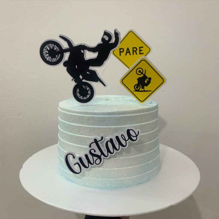 Topo Motoqueiro no bolo perfeito de @frcakesgourmet  Bolo motocross, Bolo  de aniversario decorado, Modelos de bolos de aniversário