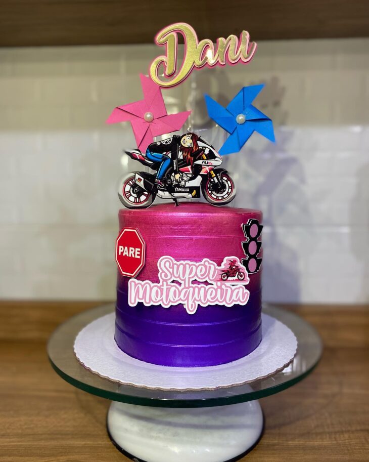 Topo Motoqueiro no bolo perfeito de @frcakesgourmet  Bolo motocross, Bolo  de aniversario decorado, Modelos de bolos de aniversário