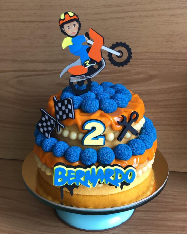 Pin de Ta BaRi em Fiesta Saúl 2 años  Bolo motocross, Bolo de moto, Bolos  de aniversário do mickey