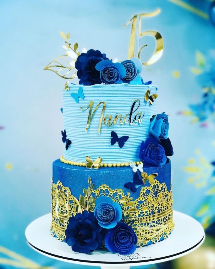 shades of blue for a men's cake . Tons de azul para um bolo masculino ! . .  #bolomasculino #tonsdeazul #chantininho #chantilly