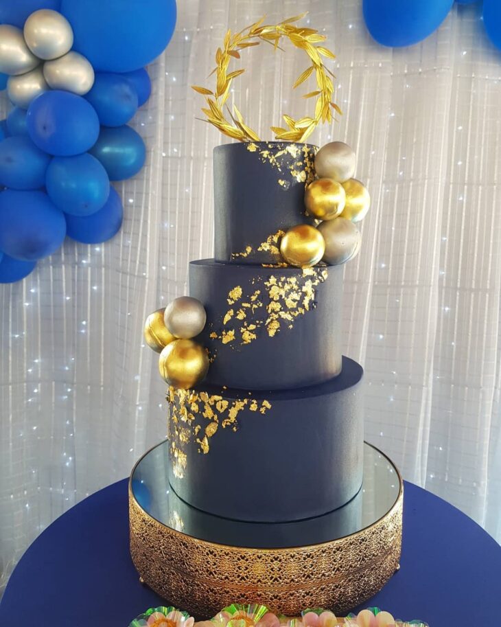 Bolo de formatura azul e dourado