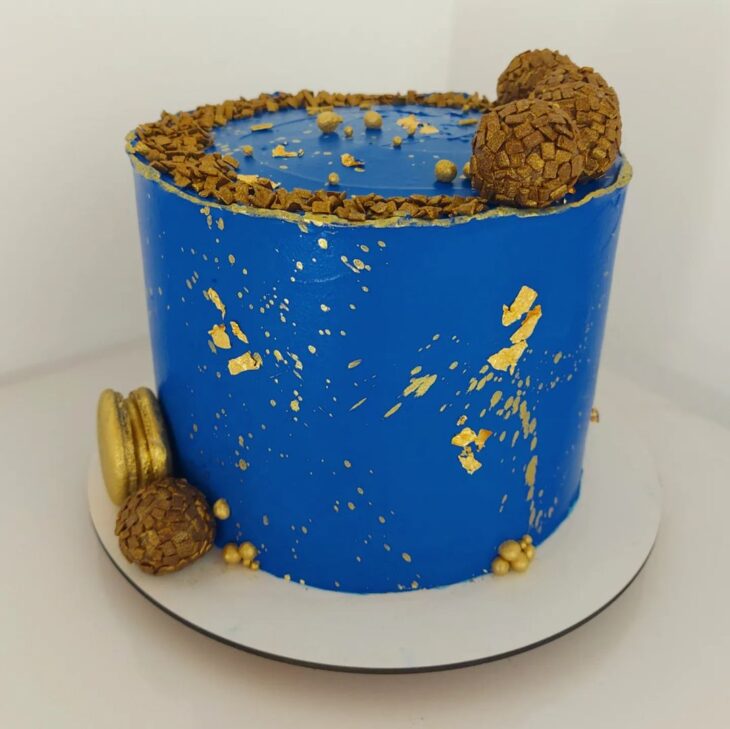 Bolo azul com dourado: 30 fotos que comprovam a combinação