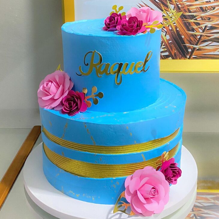 bolo azul com dourado e rosa