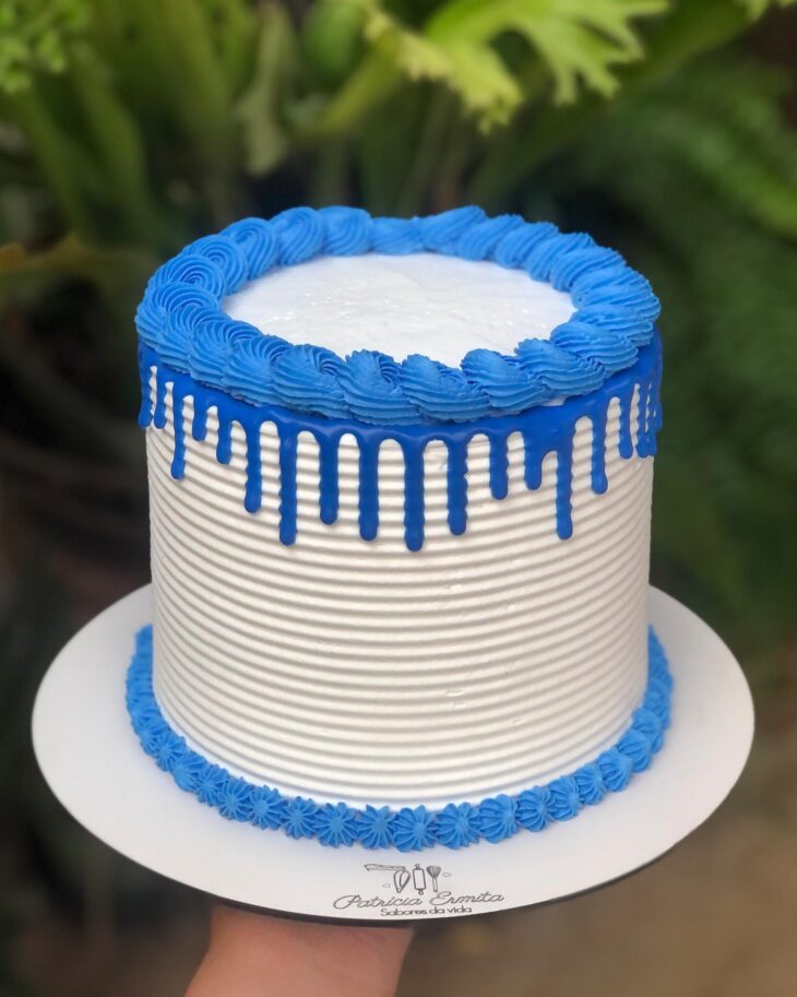 Bolo de aniversário azul e branco