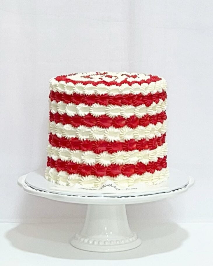 Bolo vermelho e branco de chantilly