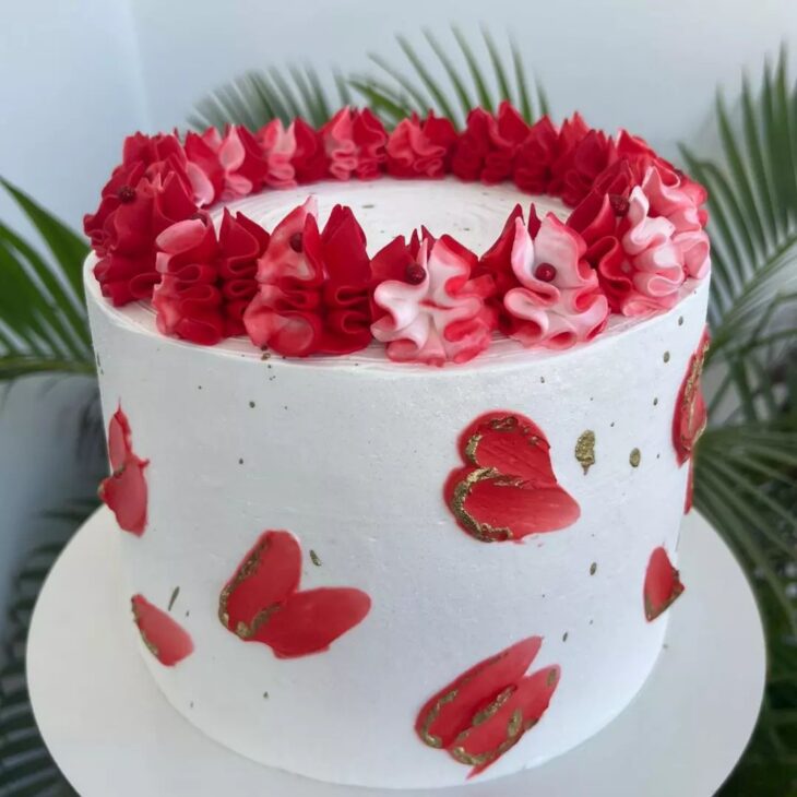 bolo vermelho e branco simples