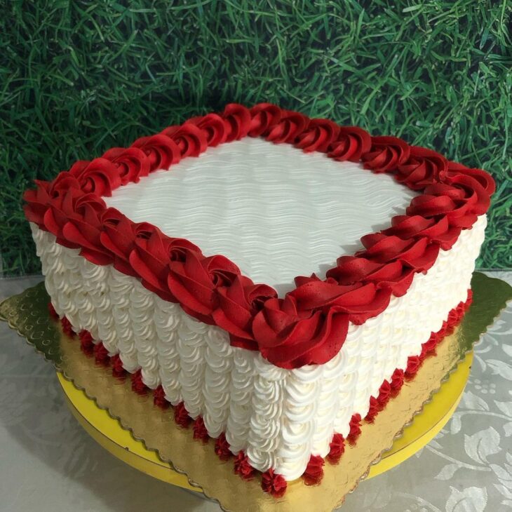 bolo decorado com chantilly vermelho e branco  Bolo vermelho, Bolos  decorados com chantilly, Bolo confeitado quadrado