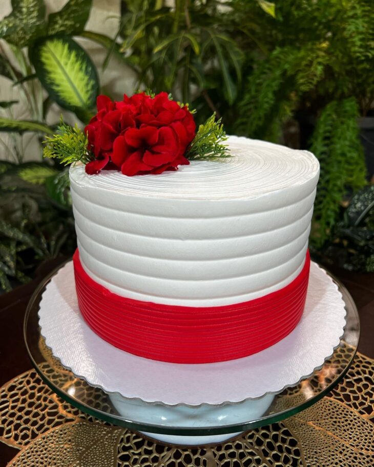 Bolo vermelho e branco com rosas