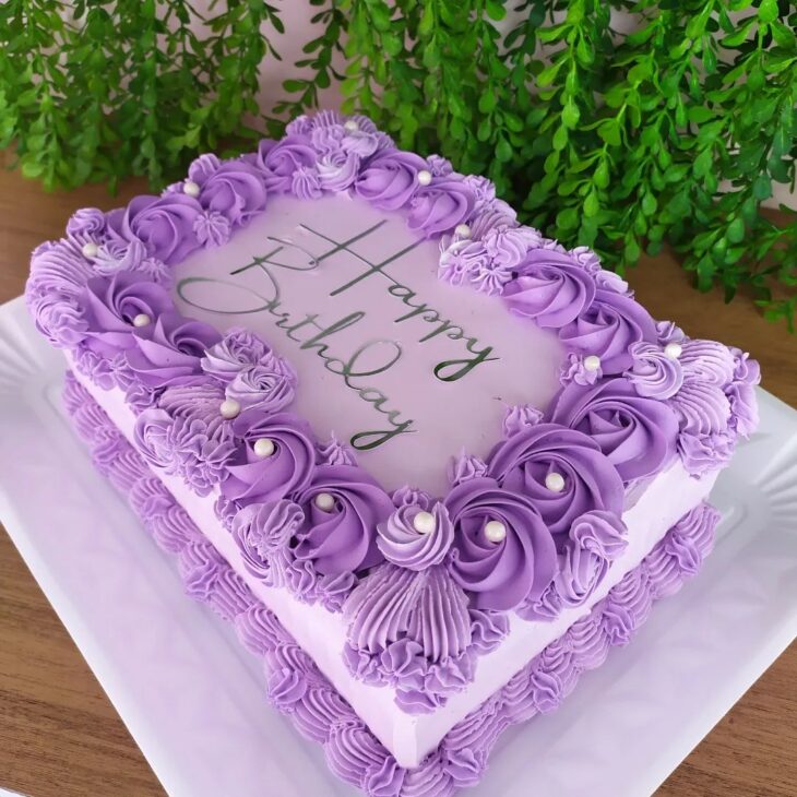 confeitando bolo quadrado na cor roxo 💜💜💜 e lilás para baby chá 